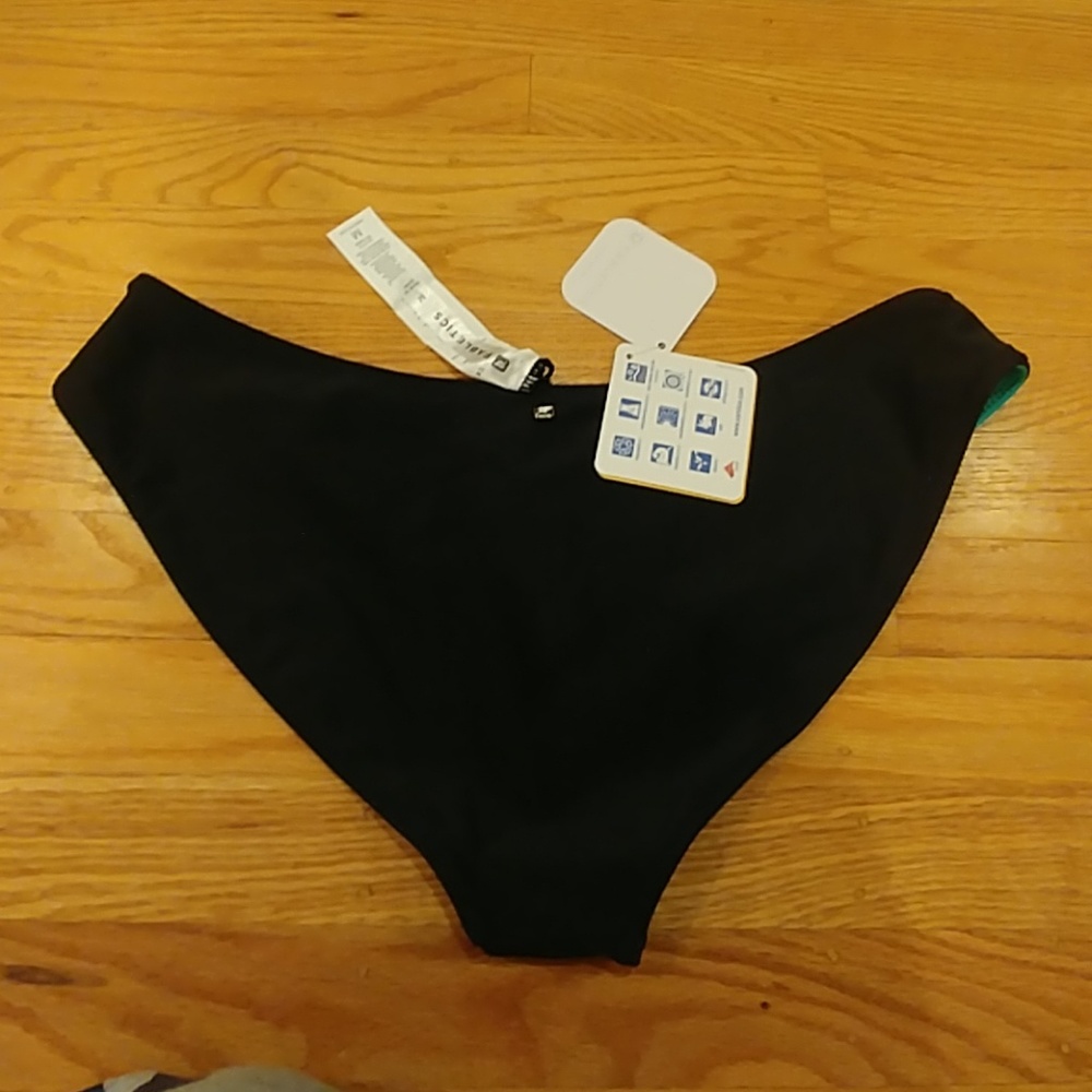 👙CLOSET CLOSE OUT👙
NWT Fabletics Olivia Reversible Bikini Bottoms Medium - Picture 2 of 5